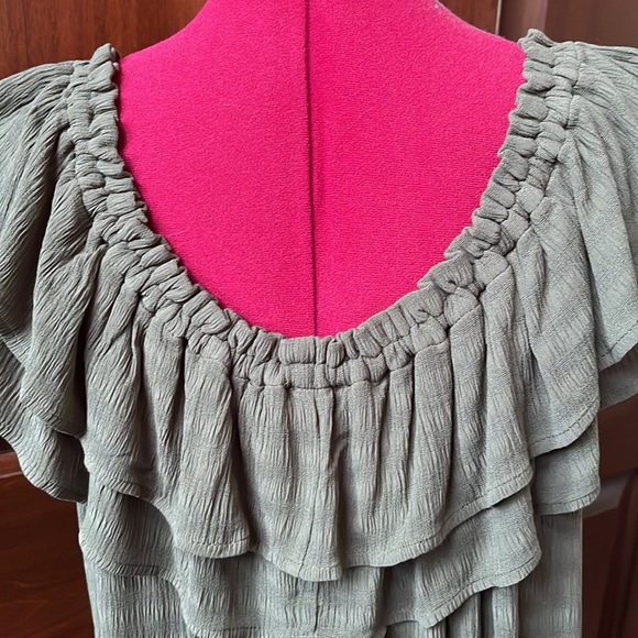 Express   NWT   Beautiful On/off shoulder Blouse  front tie up   Cropped  Size L - Picture 9 of 13